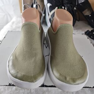 OOFOS OOmg eeZee White & Gray Slip-On Sport Low Comfort Sneaker Women size 8W